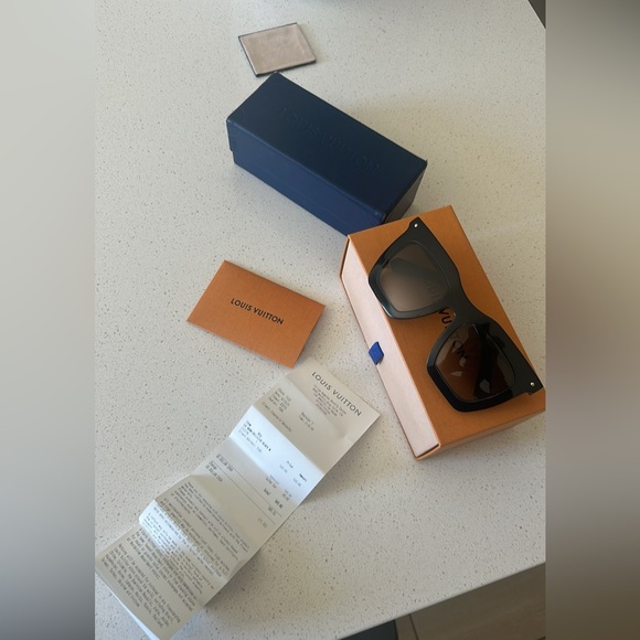 Louis Vitton LA Gran Bellezza Black Sunglasses - Picture 7 of 16